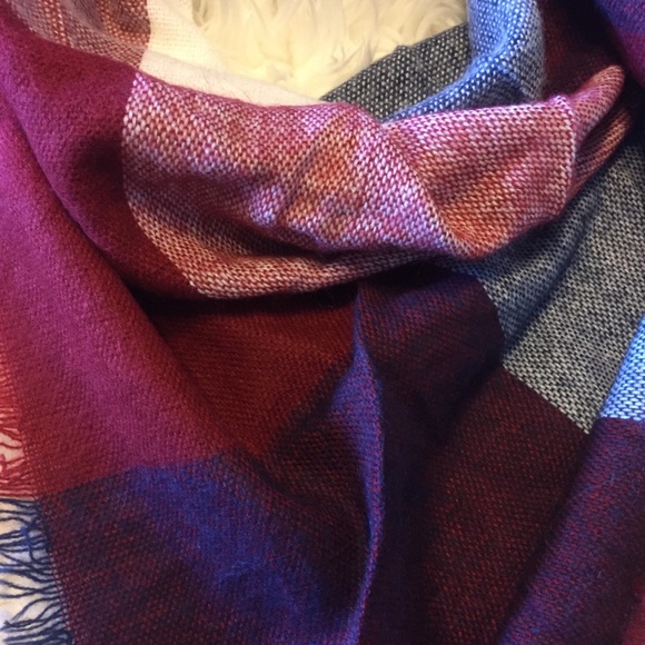 Tartan Triangle Scarf - Picture 7 of 8